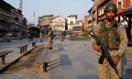 പൊതുഗതാഗതം നിലച്ചു, കടകൾ അടച്ചു, സ്വകാര്യ സ്കൂളുകൾ പ്രവർത്തിച്ചില്ല; ഭീകരാക്രമണത്തിന് പിന്നാലെ കശ്മീർ പൂർണ നിശ്ശബ്ദം