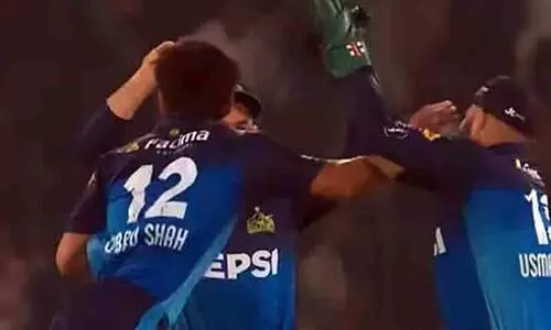 വിക്കറ്റ് ആഘോഷിക്കുന്നതിനിടെ സ്വന്തം ടീമിലെ താരത്തെ ഇടിച്ചിട്ട് ബൗളർ; സംഭവം പി.എസ്.എല്ലിൽ-Video