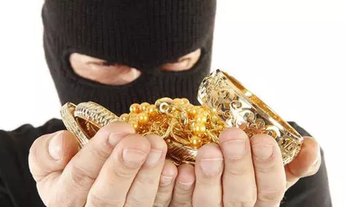 മാ​ല ക​വ​ർ​ച്ച: സ​ഹോ​ദ​ര​ങ്ങ​ൾ അ​റ​സ്റ്റി​ൽ