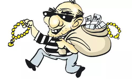 അടച്ചിട്ട ഫ്ലാറ്റിൽനിന്ന്​ മൂന്നുലക്ഷവും എട്ടുപവനും കവർന്നു