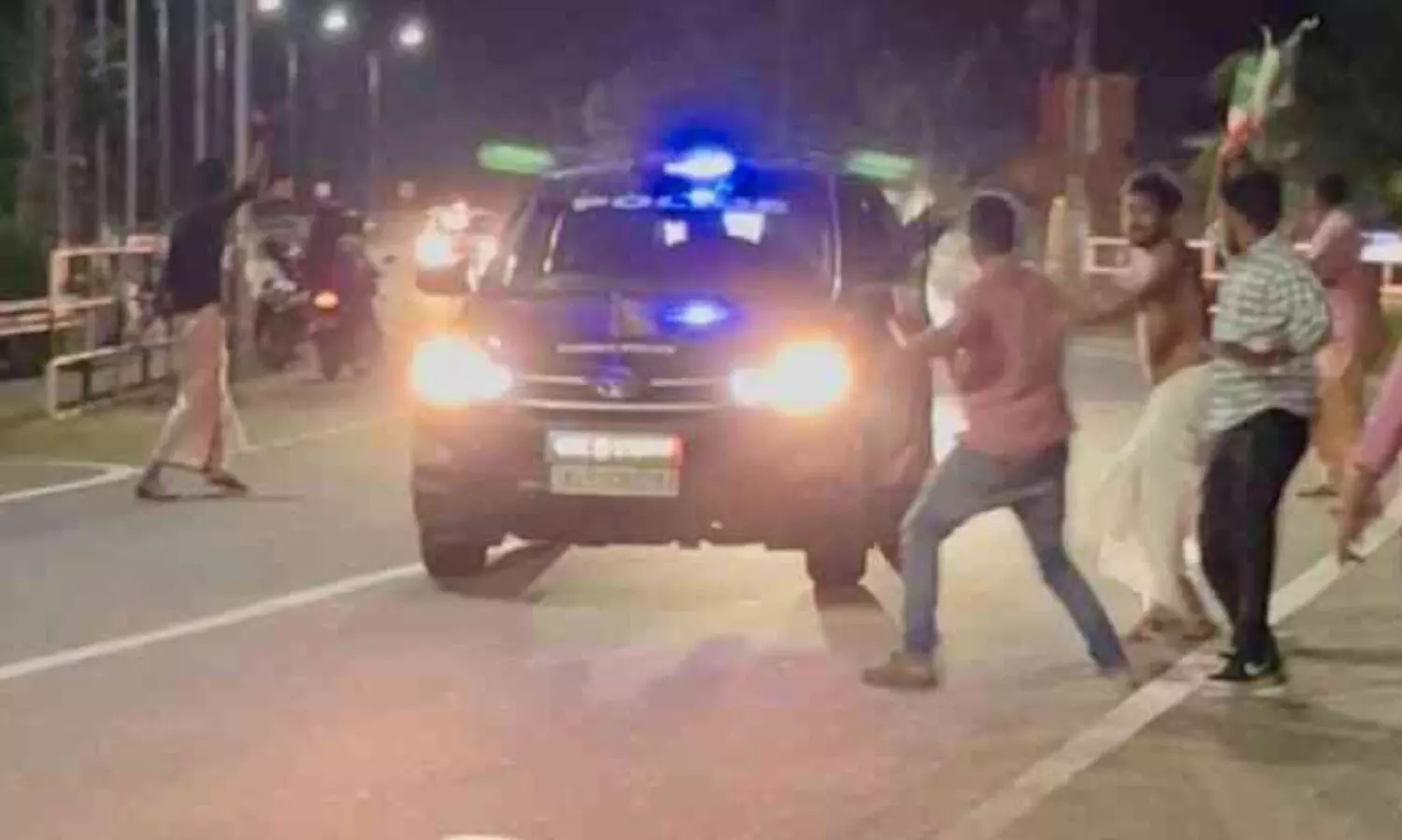 മുഖ്യമന്ത്രിക്ക്​ കരിങ്കൊടി; യൂത്ത് കോൺഗ്രസ് പ്രവർത്തകർ അറസ്റ്റിൽ