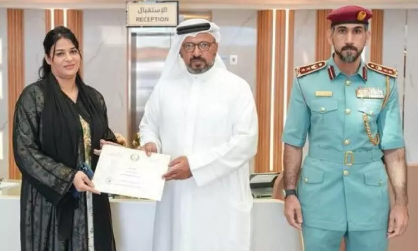 രണ്ട് വയസ്സുള്ള കുട്ടി ബാൽക്കണിയിൽ;   അപകടം തടഞ്ഞ സ്ത്രീക്ക്​ പൊലീസ്​ ആദരം