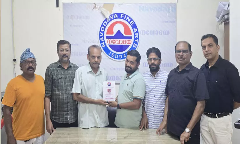 അ​ബ്ബാ​സ് ഇ​രു​മ്പു​ഴി​ക്ക് ജി​ദ്ദ ന​വോ​ദ​യ യാ​ത്ര​യ​യ​പ്പ് ന​ൽ​കി