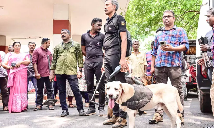 ക​ല​ക്ട​റേ​റ്റിന്​ ബോം​ബ്​ ഭീ​ഷ​ണി; ജീ​​വ​​ന​​ക്കാ​​രെ​​ പുറത്തിറക്കി ബോം​​ബ് സ്ക്വാ​​ഡ് പരിശോധന; ഒന്നും കണ്ടെത്താതെ മടക്കം