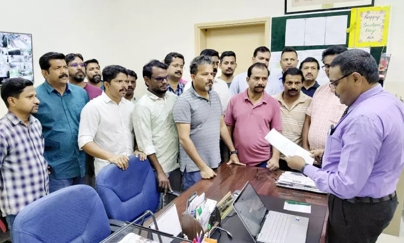 നി​സ്‍വ ഇ​ന്ത്യ​ൻ സ്കൂ​ളി​ലെ ഫീ​സ് വ​ർ​ധ​ന​: ര​ക്ഷി​താ​ക്ക​ൾ നി​വേ​ദ​നം സ​മ​ർ​പ്പി​ച്ചു