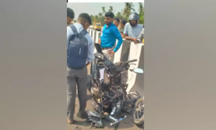 വാ​ഹ​നാ​പ​ക​ട​ത്തി​ൽ യു​വ​തി മ​രി​ച്ച സം​ഭ​വം; എ​ട്ടു​വ​യ​സ്സു​ള്ള മ​ക​ളെ മം​ഗ​ളൂ​രു ആ​ശു​പ​ത്രി​യി​ലേ​ക്ക് മാ​റ്റി