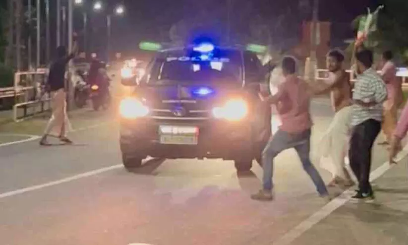 മുഖ്യമന്ത്രിക്ക് കരിങ്കൊടി; യൂത്ത് കോൺഗ്രസ് പ്രവർത്തകർ അറസ്റ്റിൽ മുഖ്യമന്ത്രിക്ക് കരിങ്കൊടി; യൂത്ത് കോൺഗ്രസ് പ്രവർത്തകർ അറസ്റ്റിൽ