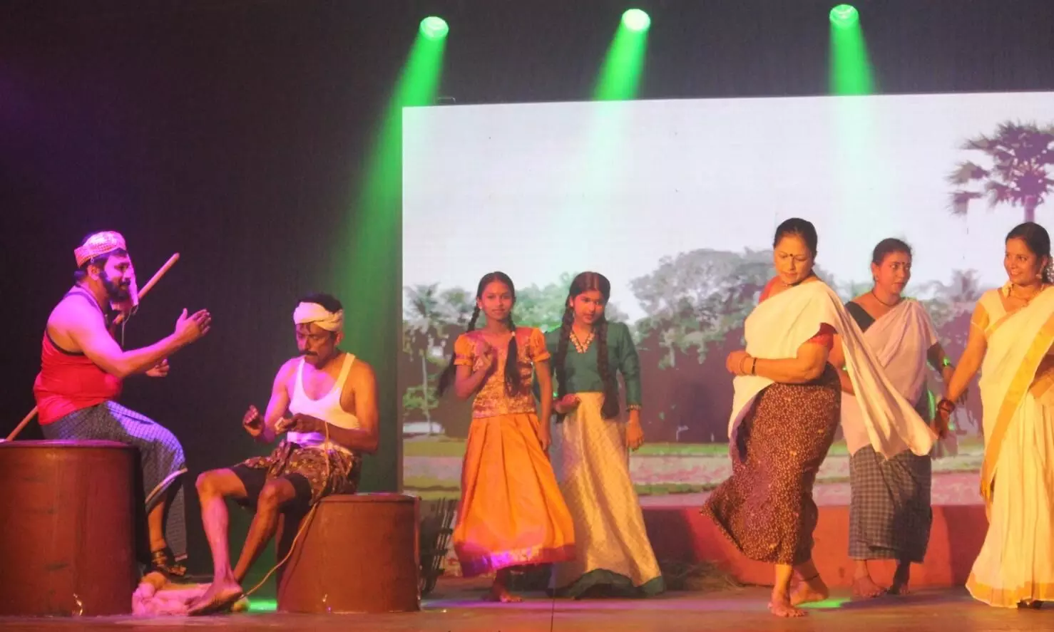 നിലയ്ക്കാതിരിക്കട്ടെ ഈ കൈയടി