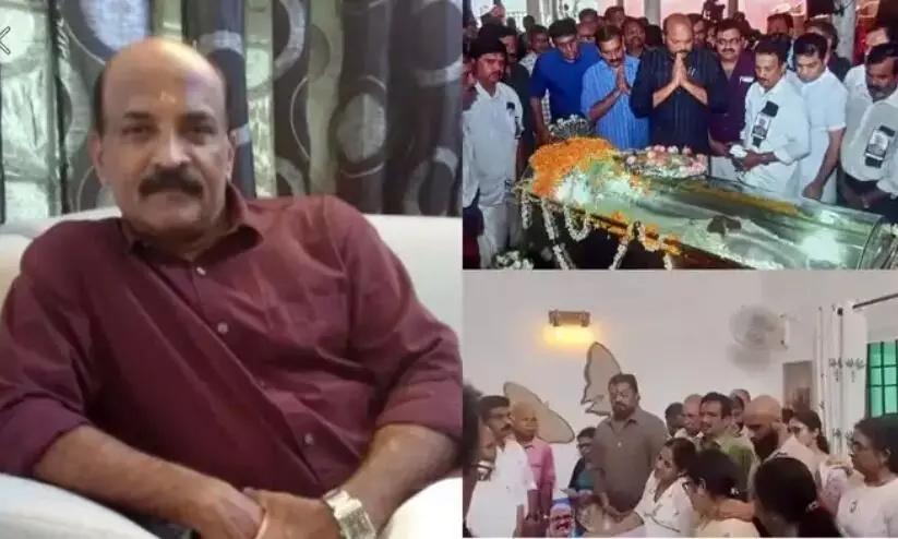 കണ്ണീർതിരയിൽ രാമചന്ദ്രന് വിടയേകി നാട്; സംസ്കാരം ഔദ്യോഗിക ബഹുമതികളോടെ, സാക്ഷിയായി വൻ ജനക്കൂട്ടം കണ്ണീർതിരയിൽ രാമചന്ദ്രന് വിടയേകി നാട്; സംസ്കാരം ഔദ്യോഗിക ബഹുമതികളോടെ, സാക്ഷിയായി വൻ ജനക്കൂട്ടം