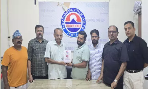 അ​ബ്ബാ​സ് ഇ​രു​മ്പു​ഴി​ക്ക് ജി​ദ്ദ ന​വോ​ദ​യ യാ​ത്ര​യ​യ​പ്പ് ന​ൽ​കി