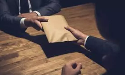 കൈക്കൂലി വാങ്ങൽ മനോരോഗ  തലത്തിലെത്തിയെന്ന് റിപ്പോർട്ട്