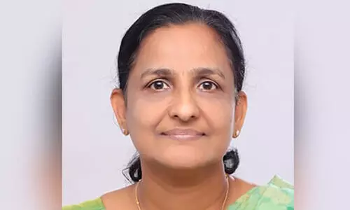 നിയന്ത്രണം വിട്ട കാർ നിർത്തിയിട്ടിരുന്ന പിക്കപ്പ് വാനിലിടിച്ച് അധ്യാപിക മരിച്ചു