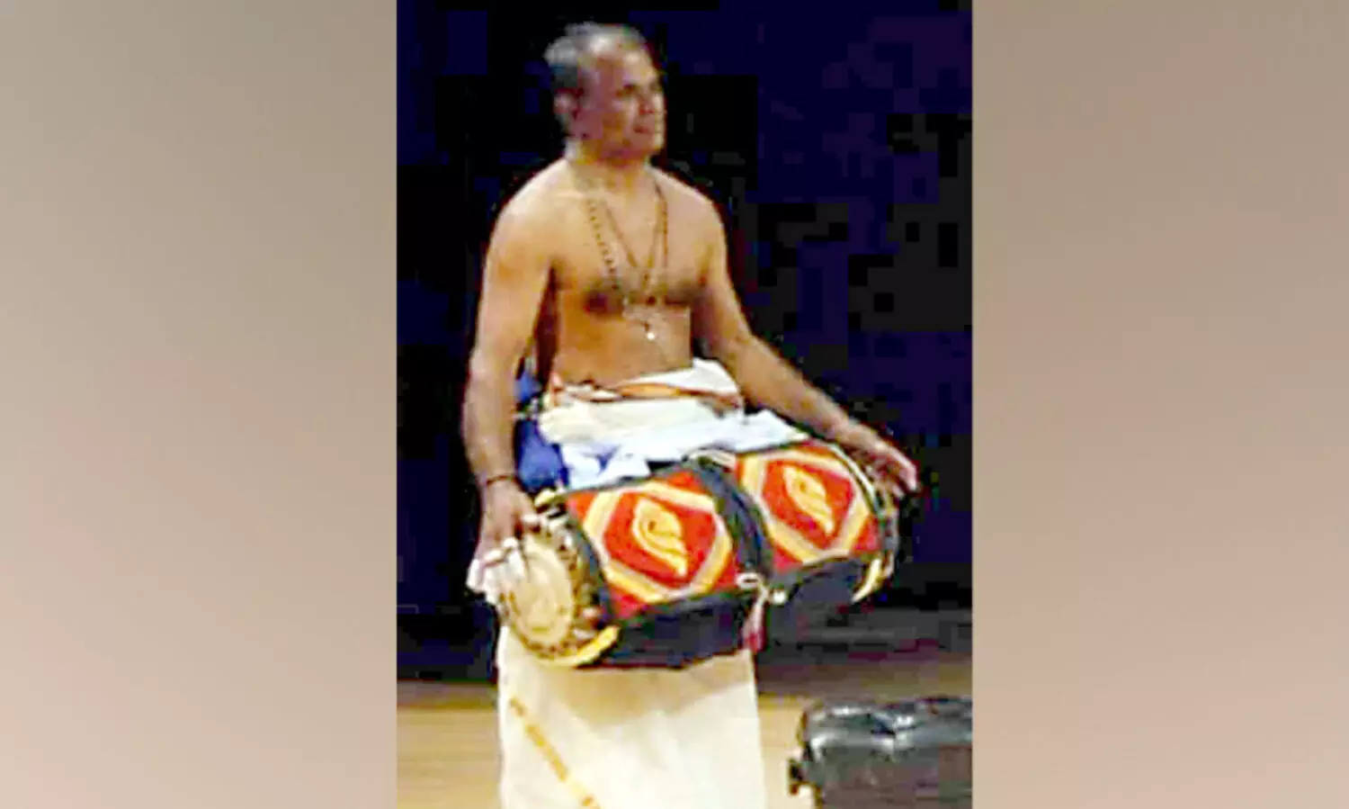 അ​ര​ങ്ങൊ​ഴി​ഞ്ഞ​ത് ക​ഥ​ക​ളി വേ​ദി​യി​ലെ മ​ദ്ദ​ള​വാ​ദ​ന കു​ല​പ​തി