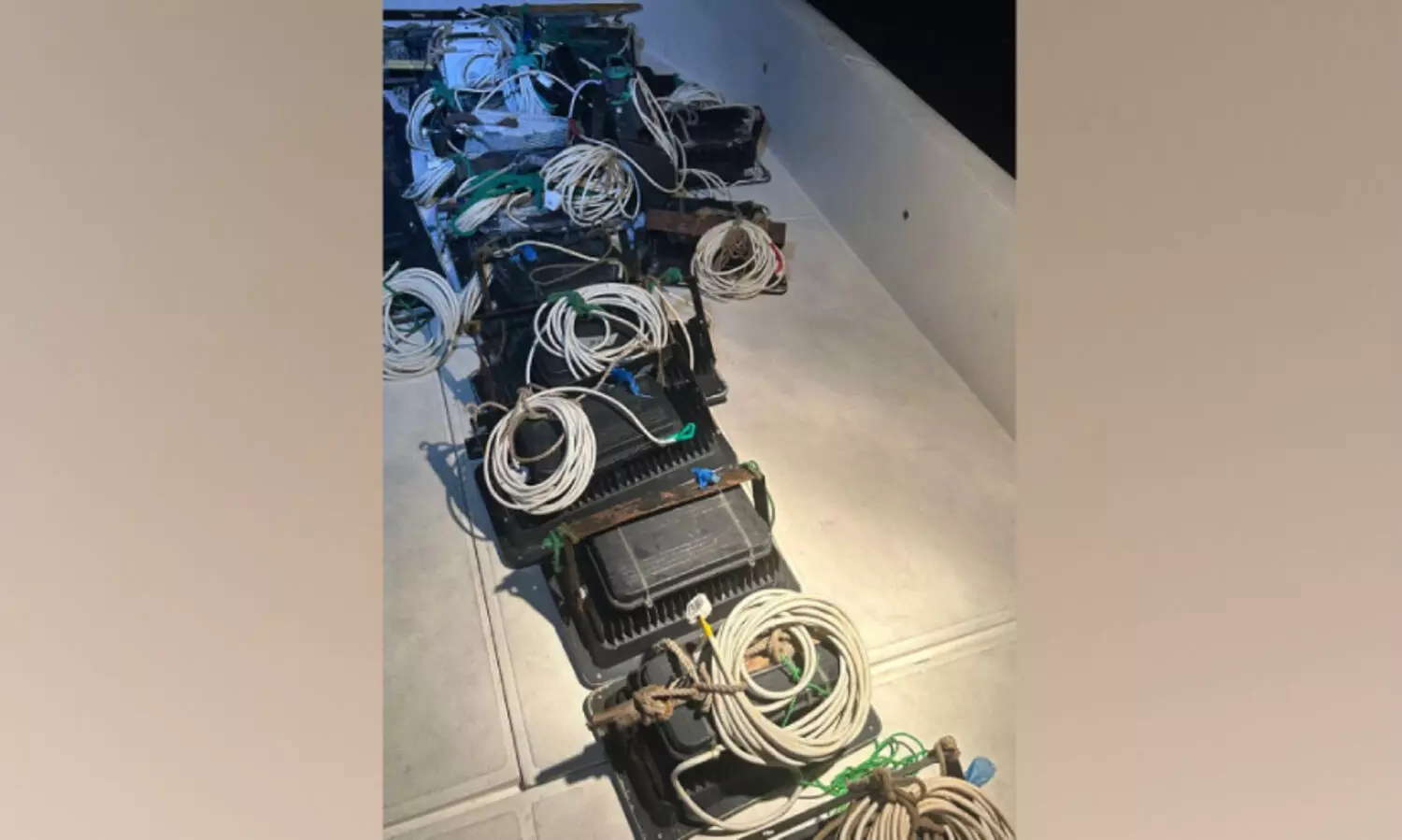 നി​രോ​ധി​ത ഫ്ലാ​ഷ് ലൈ​റ്റ്; കു​റ്റ​ക്കാ​ർ​ക്കെ​തി​രെ ന​ട​പ​ടി