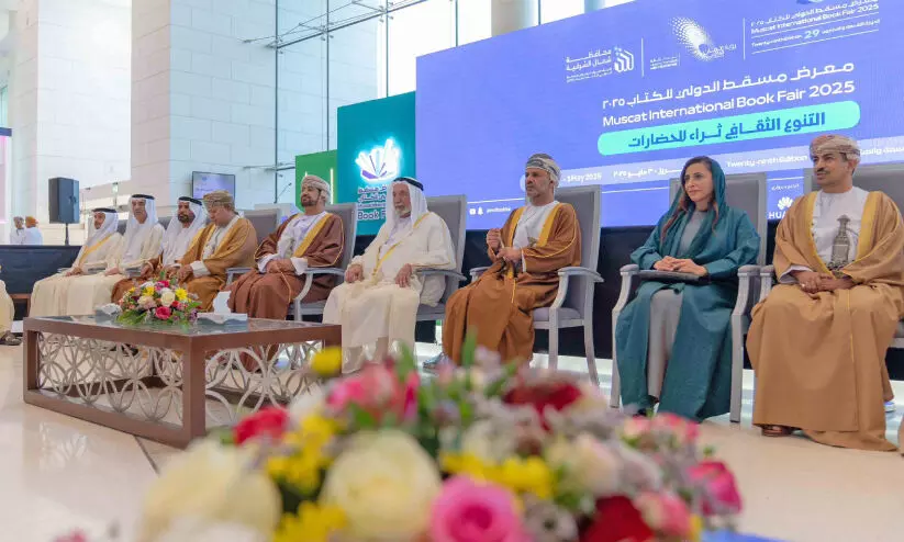 മ​സ്ക​ത്ത് അ​ന്താ​രാ​ഷ്ട്ര പു​സ്ത​ക​മേ​ള​യി​ൽ പ​​ങ്കെ​ടു​ത്ത്​ ശൈ​ഖ്​ സു​ൽ​ത്താ​ൻ