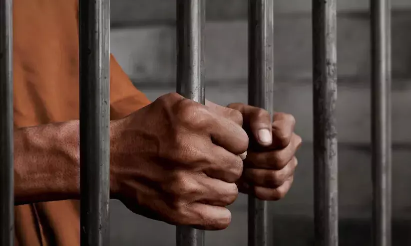 വീ​ട്ട​മ്മ​യെ വെ​ട്ടി​ക്കൊ​ല്ലാ​ൻ ശ്ര​മി​ച്ച കേ​സി​ൽ പ്ര​തി​ക്ക് 20 വ​ർ​ഷം   ക​ഠി​ന​ത​ട​വും പി​ഴ​യും