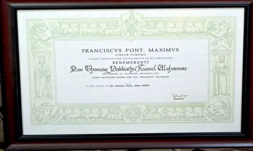 മാർപാപ്പ നൽകിയ സമ്മാനം നെഞ്ചോടുചേർത്ത് പി.യു. തോമസ് മാർപാപ്പ നൽകിയ സമ്മാനം നെഞ്ചോടുചേർത്ത് പി.യു. തോമസ്