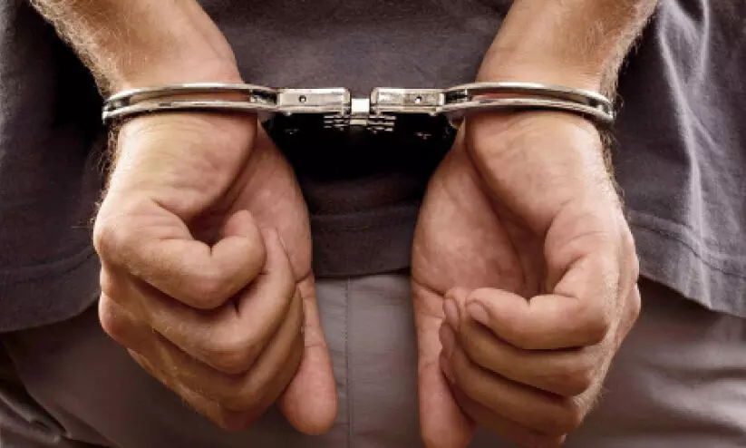 മോ​ഷ​ണം ന​ട​ത്തി​യ യു​വാ​വ് പി​ടി​യി​ൽ