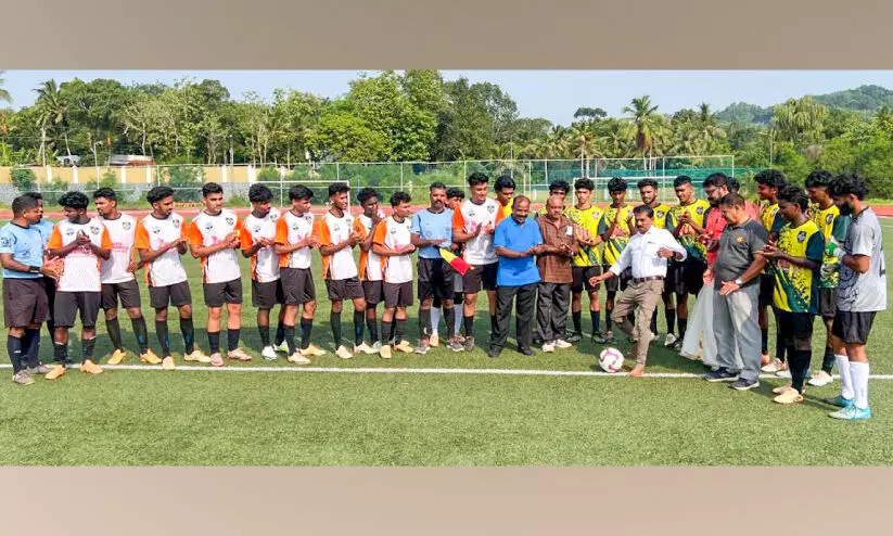 അമ്പമ്പോ എന്തൊരടിയടേയ്.... ജില്ല ഫുട്ബാൾ ലീഗിന് തുടക്കം അമ്പമ്പോ എന്തൊരടിയടേയ്.... ജില്ല ഫുട്ബാൾ ലീഗിന് തുടക്കം