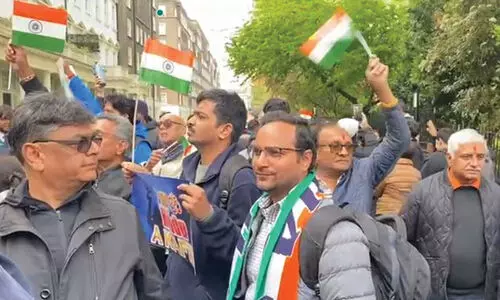 Protest Indian Community in Pak High Commission