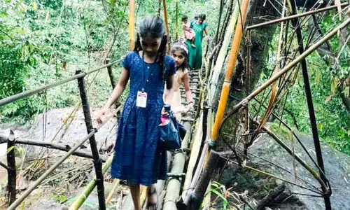 ഇടാടിനോട് എന്താണിത്ര ഇഷ്ടക്കേട്​ ? നടപ്പാതയില്ലാതെ താൽകാലികപ്പാതയിൽ ദുരിത യാത്ര നടത്തി ജനങ്ങൾ