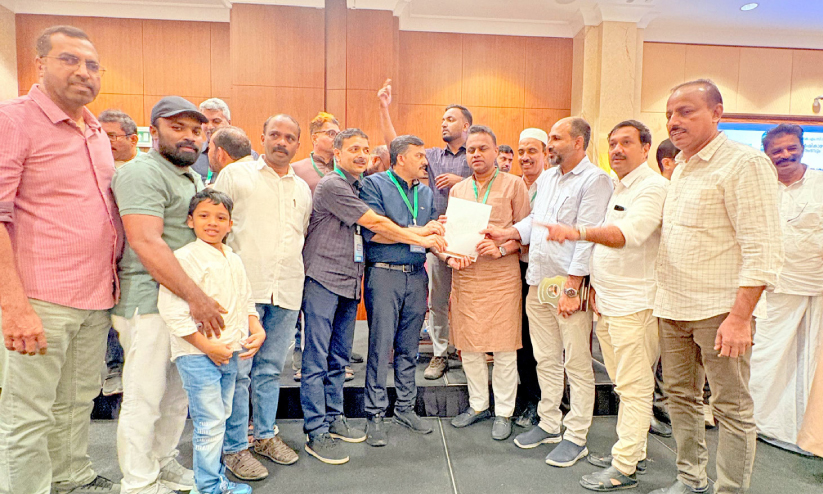 പ്ര​വാ​സി​ക​ൾ​ക്ക് ഇ​ൻ​ഷു​റ​ൻ​സ്; നി​വേ​ദ​നം ന​ൽ​കി