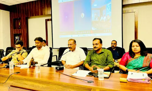 തൃ​ശൂ​ർ പൂ​രം; ഉ​ത്ത​ര​വു​ക​ൾ ക​ല​ക്ട​റു​ടെ സ​മ്മ​ത​ത്തോ​ടെ മാ​ത്ര​മെ​ന്ന് മ​ന്ത്രി​യു​ടെ നി​ർ​ദേ​ശം