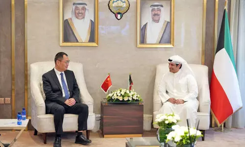 വാ​ർ​ത്താ​വി​നി​മ​യ മ​ന്ത്രി​യും ചൈ​നീ​സ് ഉ​ദ്യോ​ഗ​സ്ഥ​നും ച​ർ​ച്ച ന​ട​ത്തി