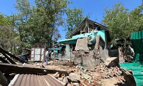 കശ്മീരിൽ തിരച്ചിൽ തുടർന്ന് സൈന്യം; മൂന്ന് ഭീകരരുടെ വീടുകൾകൂടി തകർത്തു