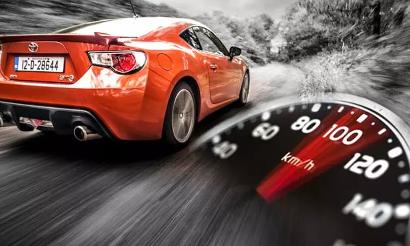 അ​മി​ത വേ​ഗ​ത​യി​ൽ കാ​ർ ചേ​സ്​; പ്ര​തി​ക​ളു​ടെ ത​ട​വു​ശി​ക്ഷ റ​ദ്ദാ​ക്കി കോ​ട​തി