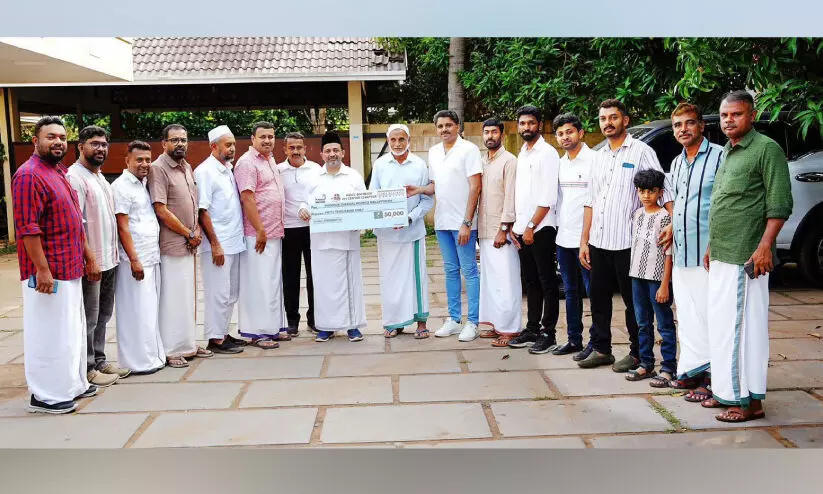 കെ.​എം.​സി.​സി ബ​ഹ്റൈ​ൻ മ​ല​പ്പു​റം പൂ​ക്കോ​യ ത​ങ്ങ​ൾ ഹോ​സ്‌​പി​സ് സെ​ന്റ​റി​ലേ​ക്ക് ഫ​ണ്ട് കൈ​മാ​റി