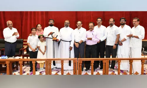 റ​വ. ബി​ബി​ൻ​സ് മാ​ത്യൂ​സ് അ​ച്ച​നും കു​ടും​ബ​ത്തി​നും യാ​ത്ര​യ​യ​പ്പ് നൽകി