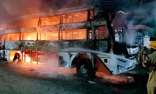 ദേ​ശീ​യ​പാ​ത​യി​ൽ ഓ​ടു​ന്ന ബ​സി​ന് തീ​പി​ടി​ച്ചു