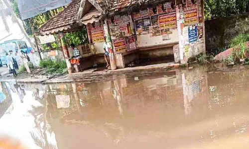 അരൂർ ക്ഷേത്രം സ്റ്റോപ്; ഒറ്റമഴയിൽ വെ​ള്ള​ക്കെ​ട്ടി​ലാ​കു​ന്നു