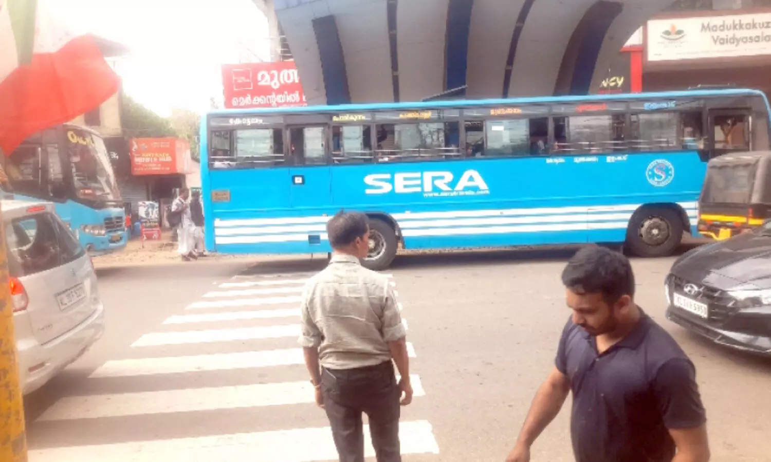 സീബ്രാലൈൻ അപകട ഭീഷണി; പരാതിയുമായി നാട്ടുകാർ​