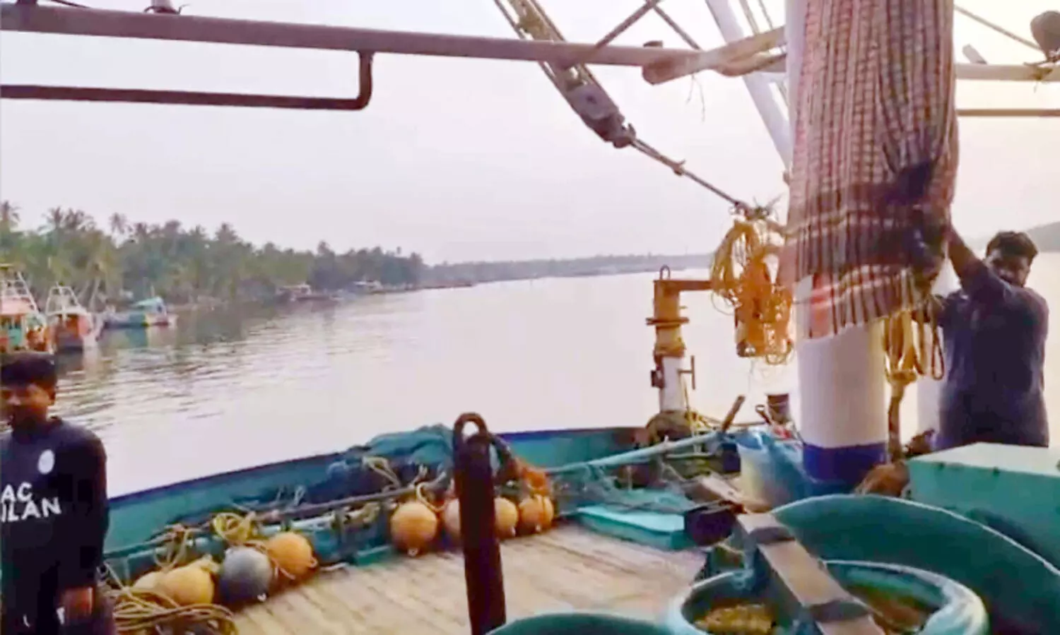 നിരോധിത വല ഉപയോഗിച്ച് മത്സ്യബന്ധനം നടത്തിയ ബോട്ട് പിടിച്ചെടുത്തു; 2.5 ല​ക്ഷം രൂപ പി​ഴ​