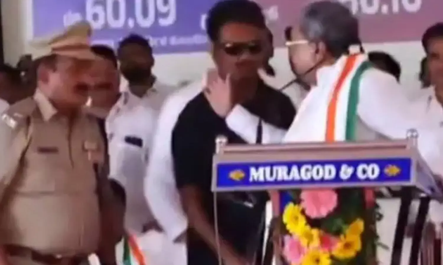 പൊതുപരിപാടിക്കിടെ സുരക്ഷാ വീഴ്ച: ഉദ്യോഗസ്ഥനെ അടിക്കാൻ ശ്രമിച്ച് മുഖ്യമന്ത്രി സിദ്ധരാമയ്യ