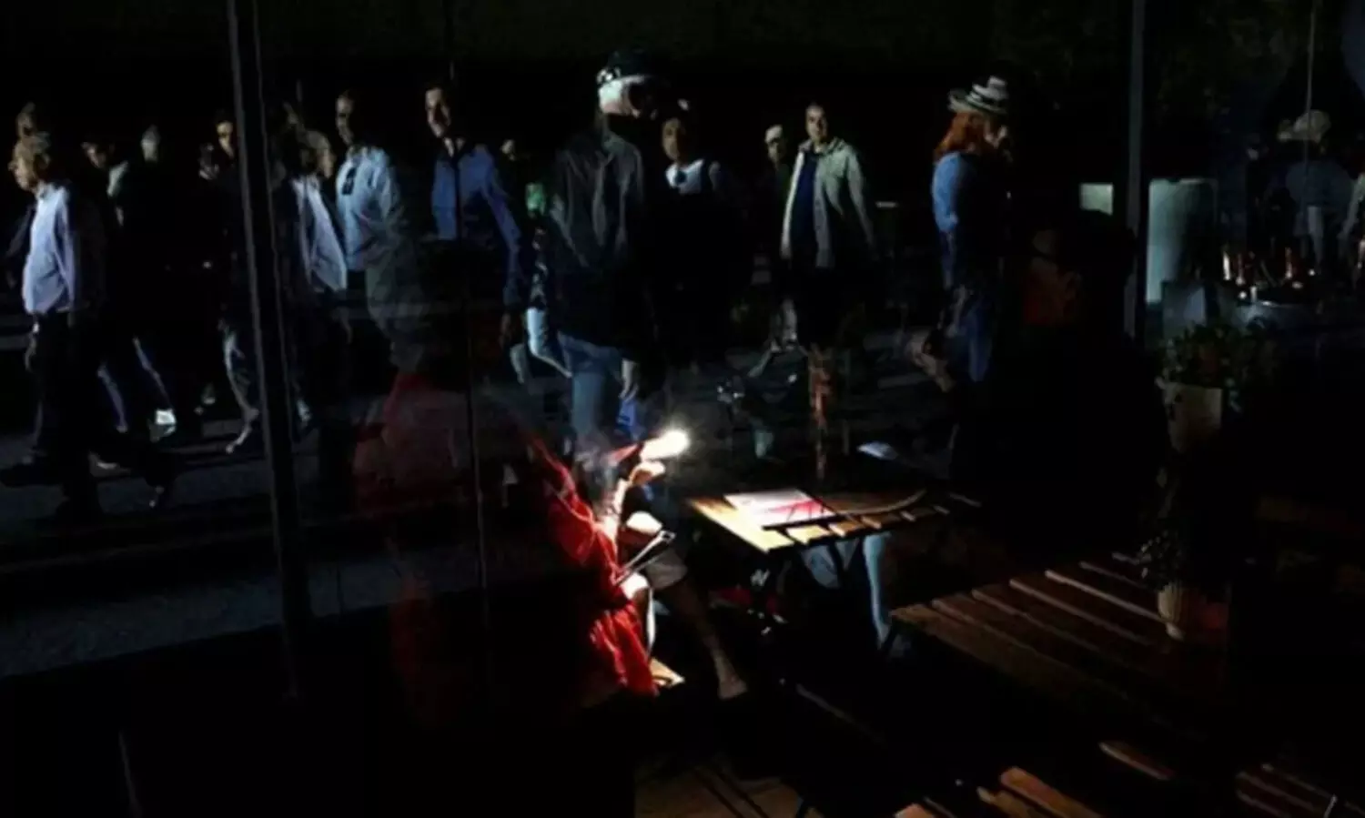 വൈദ്യുതി തടസ്സത്തിൽ വലഞ്ഞ് യൂറോപ്യൻ രാജ്യങ്ങൾ; റോഡ്, റെയിൽ, വിമാന സർവീസുകൾ തടസ്സപ്പെട്ടു