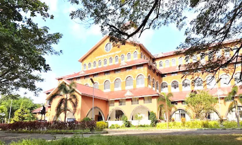 കണ്ണൂർ വാഴ്സിറ്റിയിൽ പ​രീ​ക്ഷ പേ​പ്പ​ർ ചോ​ർ​ന്ന​തി​നു പി​ന്നാ​ലെ ഓ​ൺ​ലൈ​നി​ൽ ചോ​ദ്യപേ​പ്പ​ർ എ​ത്താ​ത്ത​തി​നാ​ൽ വീ​ണ്ടും പ​രീ​ക്ഷ​ക​ൾ മു​ട​ങ്ങി