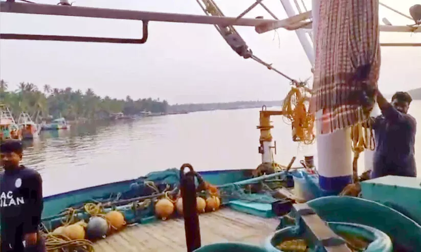 നിരോധിത വല ഉപയോഗിച്ച് മത്സ്യബന്ധനം നടത്തിയ ബോട്ട് പിടിച്ചെടുത്തു; 2.5 ല​ക്ഷം രൂപ പി​ഴ​