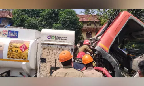 ചെ​റു​വ​ണ്ണൂ​രി​ൽ ഡീ​സ​ൽ ടാ​ങ്ക​ർ ലോ​റി മറിഞ്ഞ് തീപിടിത്തം; ഒഴിവായത് വൻദുരന്തം