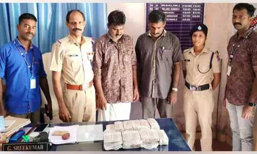 ട്രെയിനിൽ അനധികൃത പണം കടത്തിയ രണ്ടുപേർ പിടിയിൽ; കൈവശമുണ്ടായിരുന്നത് 34.62 ലക്ഷം രൂപ; പുനലൂരിൽ രണ്ടുമാസത്തിനിടെ പിടികൂടിയത് രണ്ടുകോടിയോളം രൂപ ട്രെയിനിൽ അനധികൃത പണം കടത്തിയ രണ്ടുപേർ പിടിയിൽ; കൈവശമുണ്ടായിരുന്നത് 34.62 ലക്ഷം രൂപ; പുനലൂരിൽ രണ്ടുമാസത്തിനിടെ പിടികൂടിയത് രണ്ടുകോടിയോളം രൂപ