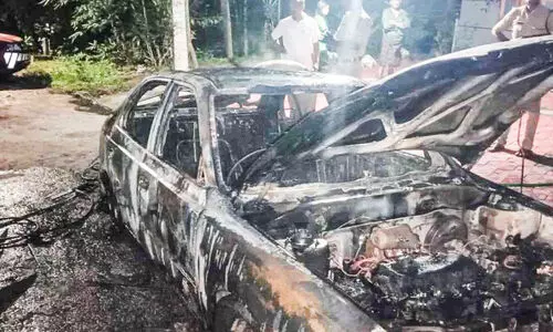 ഭാര്യയോട് വഴക്കിട്ട് കാറിന് തീയിട്ട് ഭർത്താവ് ഭാര്യയോട് വഴക്കിട്ട് കാറിന് തീയിട്ട് ഭർത്താവ്