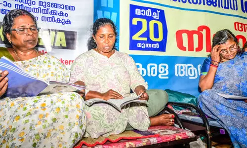 സമരവേദിയിൽ പാഠം ചൊല്ലി പഠിപ്പിച്ച്​ ഏഴ്​ ആശമാർ; ല​ക്ഷ്യം ജൂ​ലൈ​യി​ലെ പ​ന്ത്ര​ണ്ടാം​ത​രം തു​ല്യ​താ​പ​രീ​ക്ഷ​യി​ൽ വി​ജ​യം