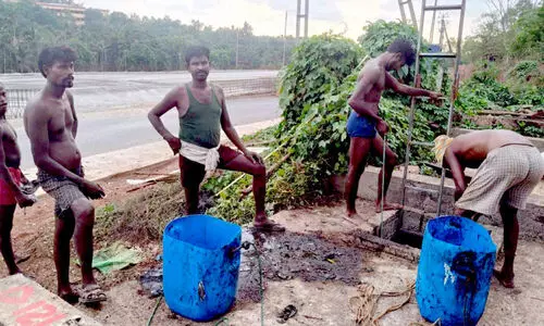 ഇവരും മനുഷ്യരാണ്....കൈ​യു​റ​യോ മു​ഖാ​വ​ര​ണ​മോ ഇ​ല്ലാ​തെ മ​നു​ഷ്യ​വി​സ​ർ​ജ്യ​മു​ൾ​പ്പെ​ടെ മാലിന്യങ്ങൾ കോരുന്ന മനുഷ്യർ