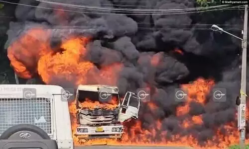 കാറുകളിലും ടിപ്പറിലും ഇടിച്ച ടോറസ് ലോറി കത്തി നശിച്ചു