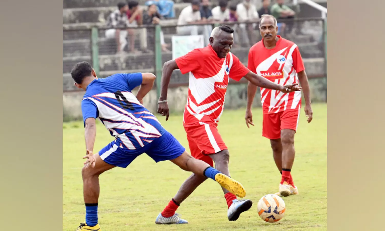 ഐ.​എം. വി​ജ​യ​നും ആ​സി​ഫ്​ സ​ഹീ​റും നേ​ർ​ക്കു​നേ​ർ; ആ​വേ​ശ ‘കോ​ട്ട’​യി​ള​ക്കി ലെ​ജ​ൻ​ഡ്‌​സ് ഫു​ട്​​ബാ​ൾ