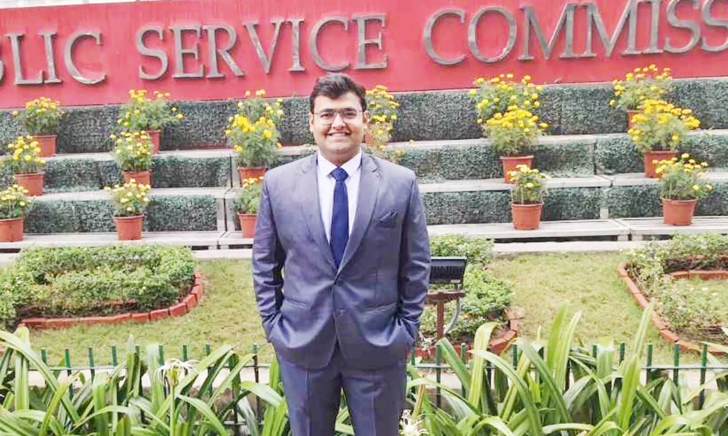 ചുറ്റിക ശബ്ദവും ലോഹത്തിന്റെ ഞരക്കവും സൗണ്ട് ട്രാക്കായി; 22ാം വയസ്സിൽ ഇരുമ്പു പണിക്കാരന്റെ മകൻ നേടിയെടുത്തത് ​ഐ.എ.എസ്