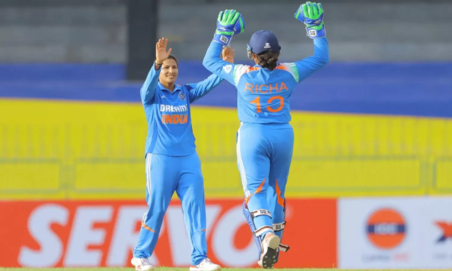 വനിത ത്രിരാഷ്ട്ര ഏകദിന ടൂർണമെന്റ്: വീണ്ടും ജയിച്ച് ഇന്ത്യ, ദക്ഷിണാഫ്രിക്കയെ   തകർത്തത് 15 റൺസിന്