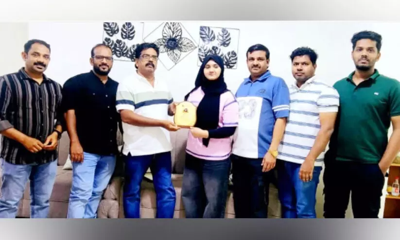 ഫെ​ല്ല മെ​ഹ​കി​നെ പേ​ങ്ങാ​ട് കെ.​എം.​സി.​സി ആ​ദ​രി​ച്ചു